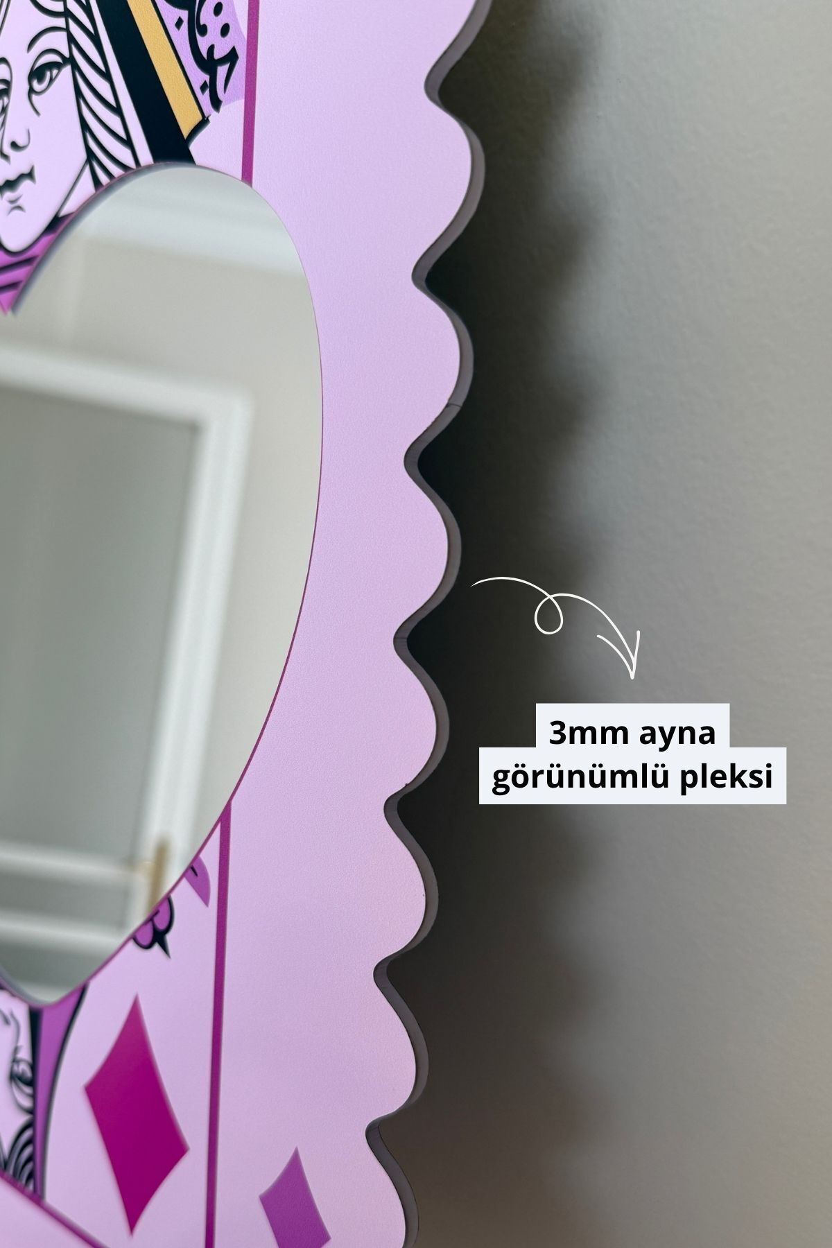Kupa Kızı Ayna Görünümlü Pleksi Duvar Dekoru, Kalpli Ayna Tasarımlı Retro Dekor (25x35 cm)