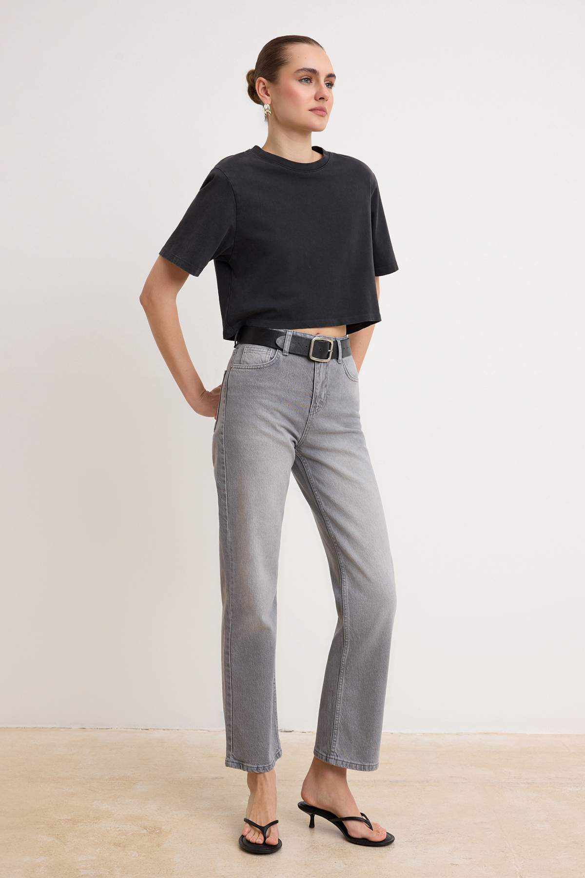 Trendyolmilla Gri Yüksek Bel Az Esnek Straight Düz Kesim Jeans TWOSS26JE00099