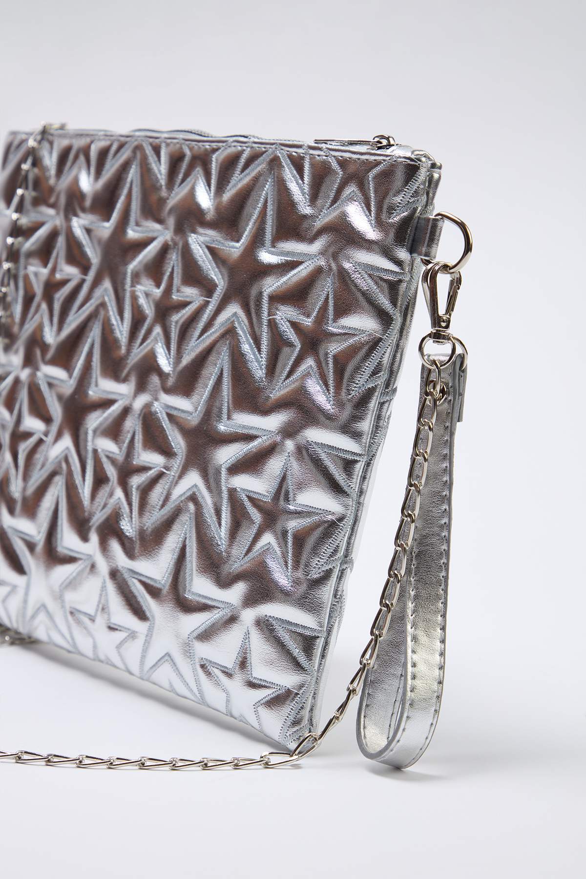 zenska-srebrna-clutch-torba