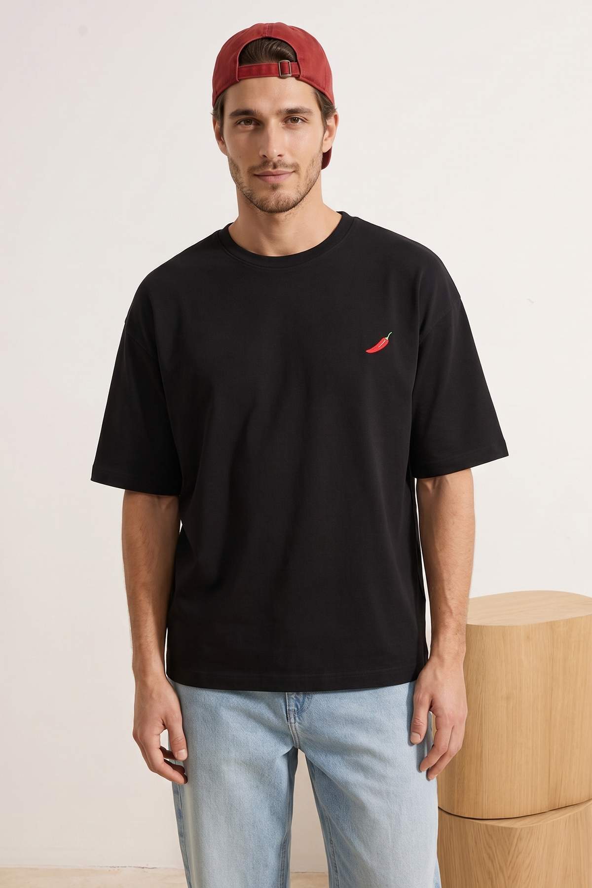 Trendyolmilla Man Siyah Biber Nakışlı Oversize/Rahat Kesim %100 Pamuk T-Shirt TMNSS22TS0318