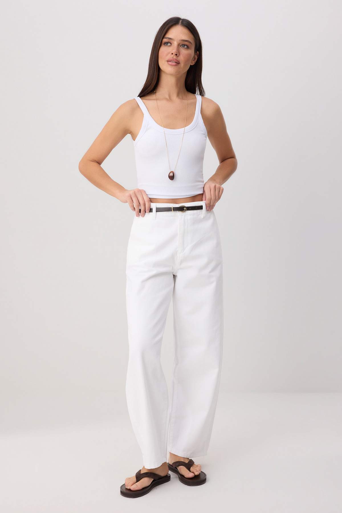 Trendyolmilla Beyaz Kemerli Gabardin Barrel %100 Pamuk Yumuşak Tuşeli Pantolon TWOSS26PL00185