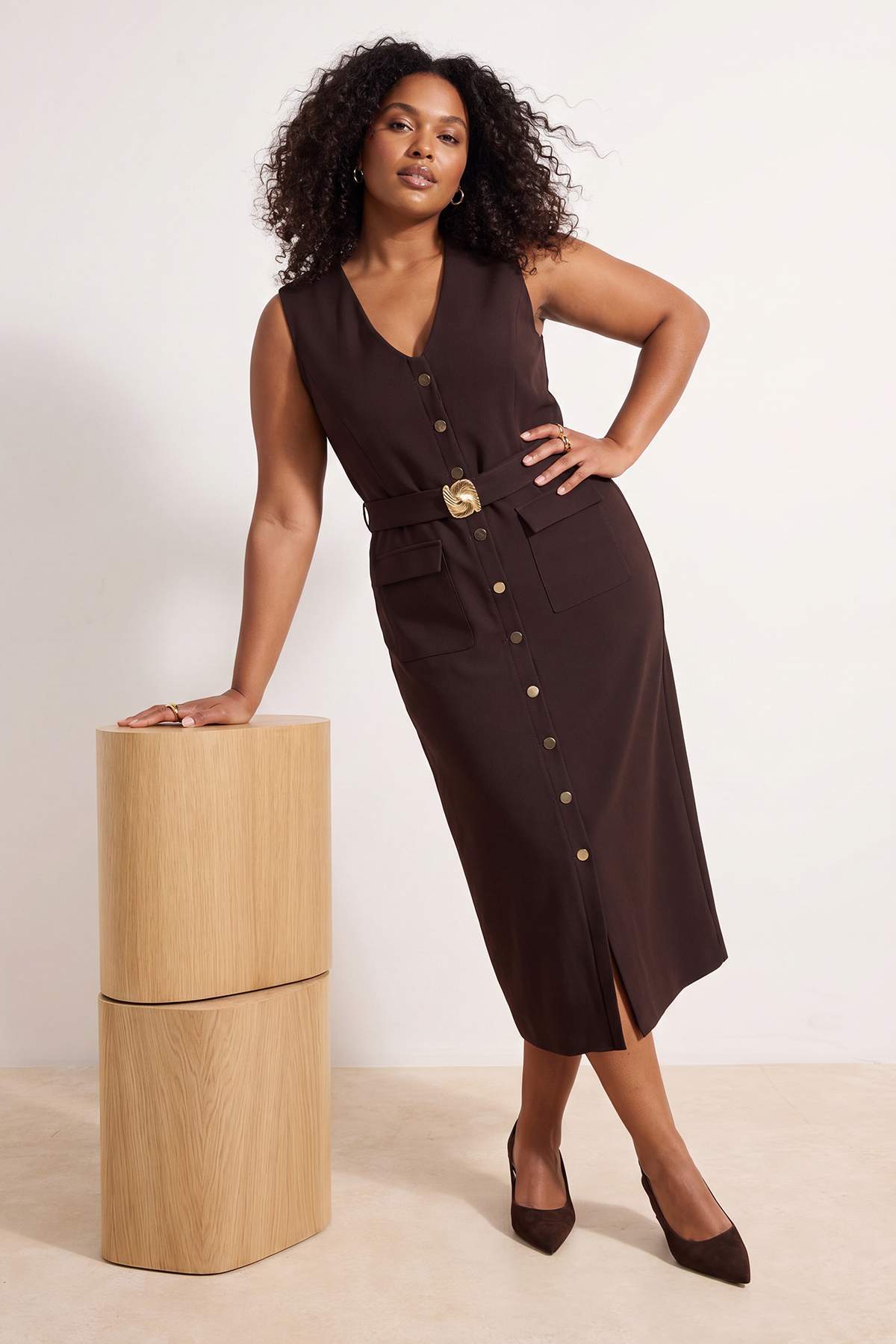 Trendyol Curve Braunes gewebtes Kleid in Übergröße TBBAW26AH00094
