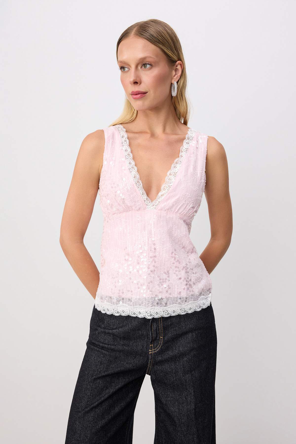 Trendyolmilla Ekru Düz Kalp Yaka Kolsuz Saten Saten Party Bluz TPRSS26BZ00099