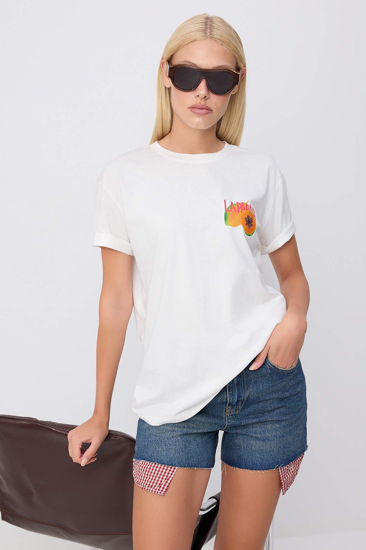 Trendyolmilla Beyaz Baskılı Oversize Bisiklet Yaka Standart Kol Kısa %100 Pamuk Örme T-Shirt TWOSS26TS00123