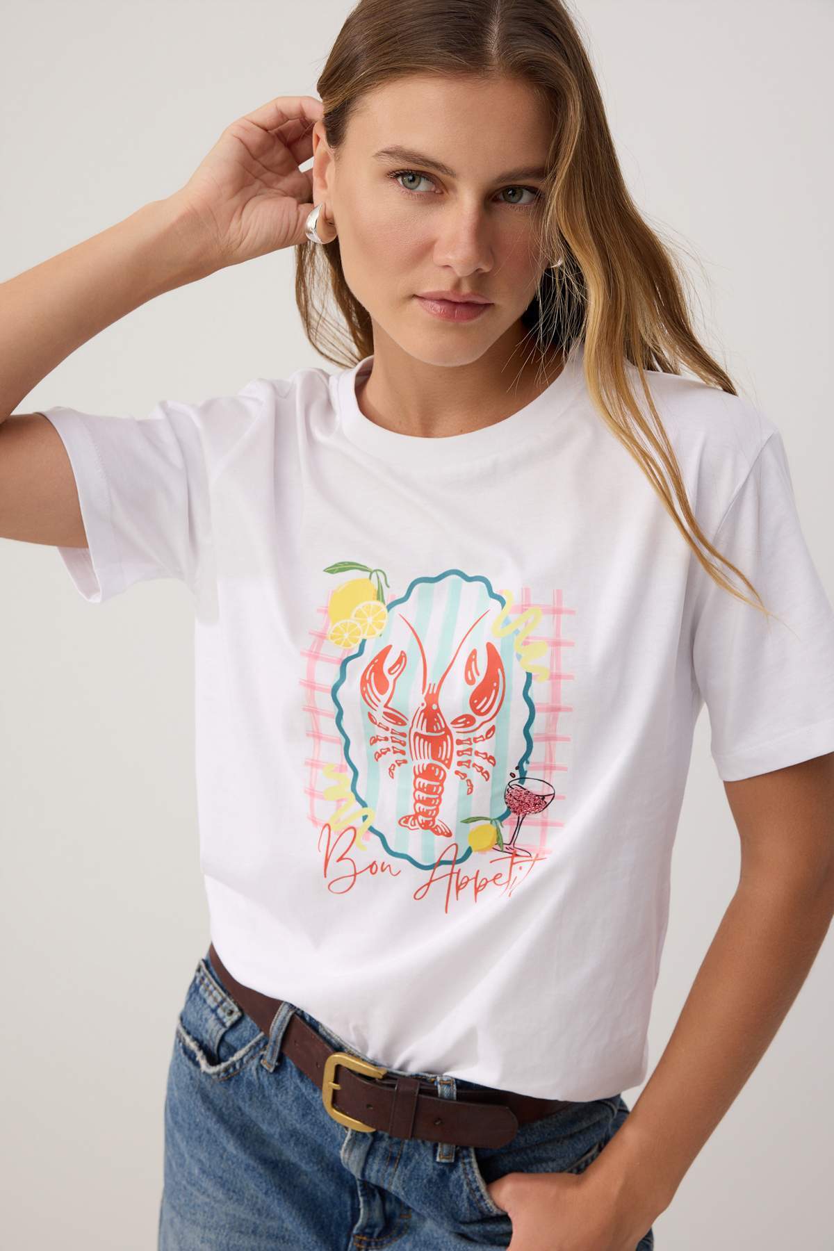 Trendyolmilla Ekru Baskılı Regular Bisiklet Yaka Standart Kol Kısa %100 Pamuk Örme T-Shirt TWOSS26TS00352