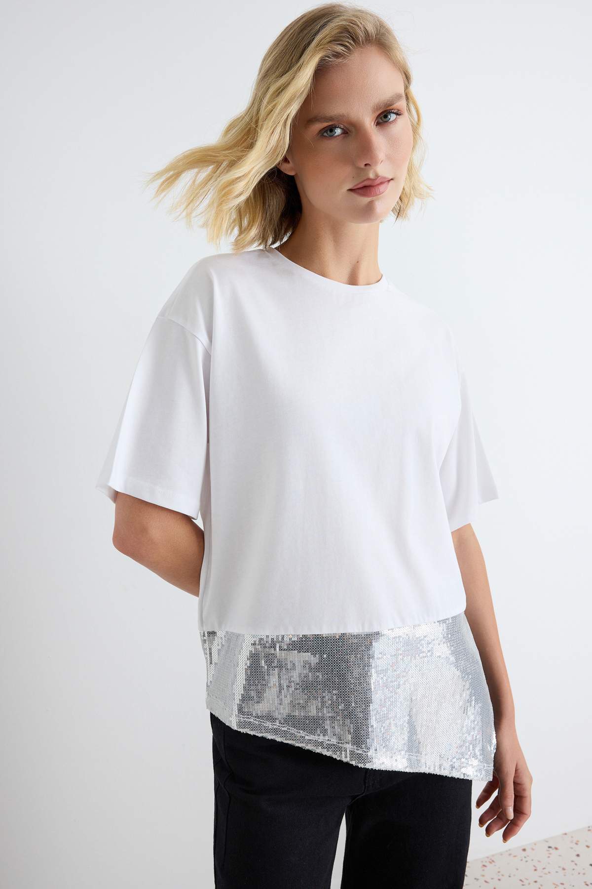 Trendyolmilla Ekru Düz Relaxed Bisiklet Yaka Düşük Kol Kısa Regular Süprem Örme T-Shirt TWOAW27TS00009