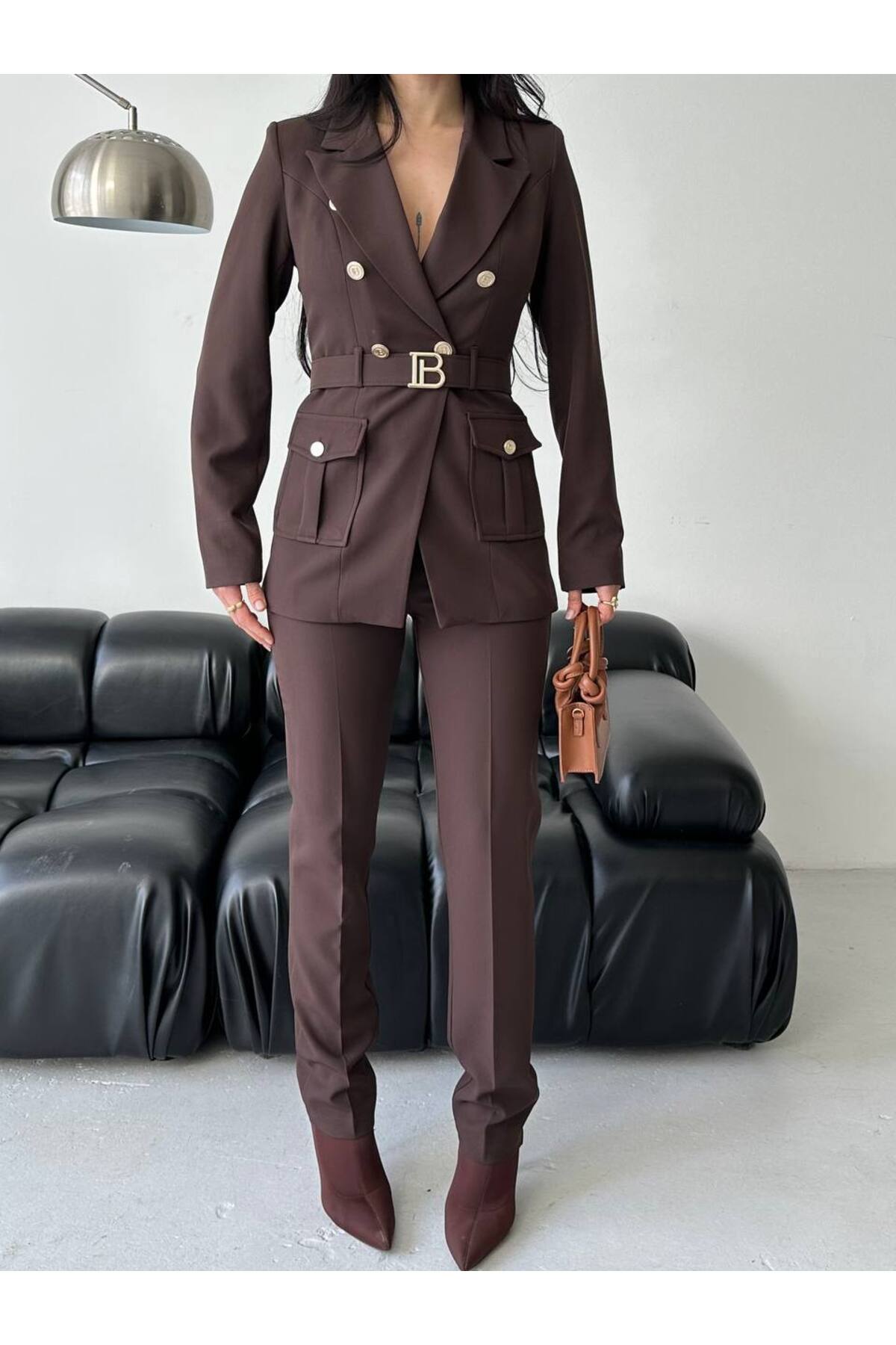 Costume femme avec ceinture, boutons dorés, marron - Görsel 10