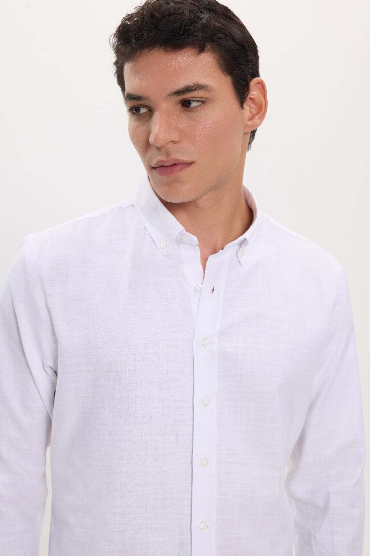 Erkek Slim Fit Dar Kesim %100 Pamuk Keten Doku Düğmeli Yaka Beyaz Gömlek — سفید DR230024-100 — تصویر 6 از 9