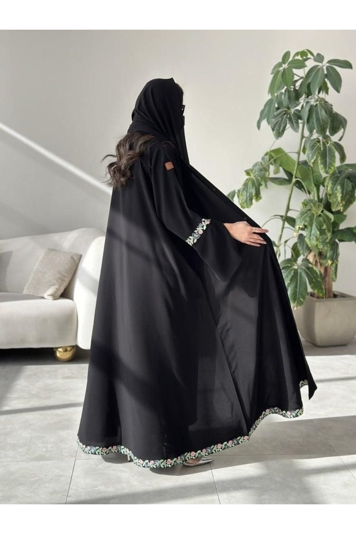 DEAL ABAYA عباية شمس من متجر ديل DEAL – قماش كتان فاخر بقصة نصف كلوش بتطريز ناعم