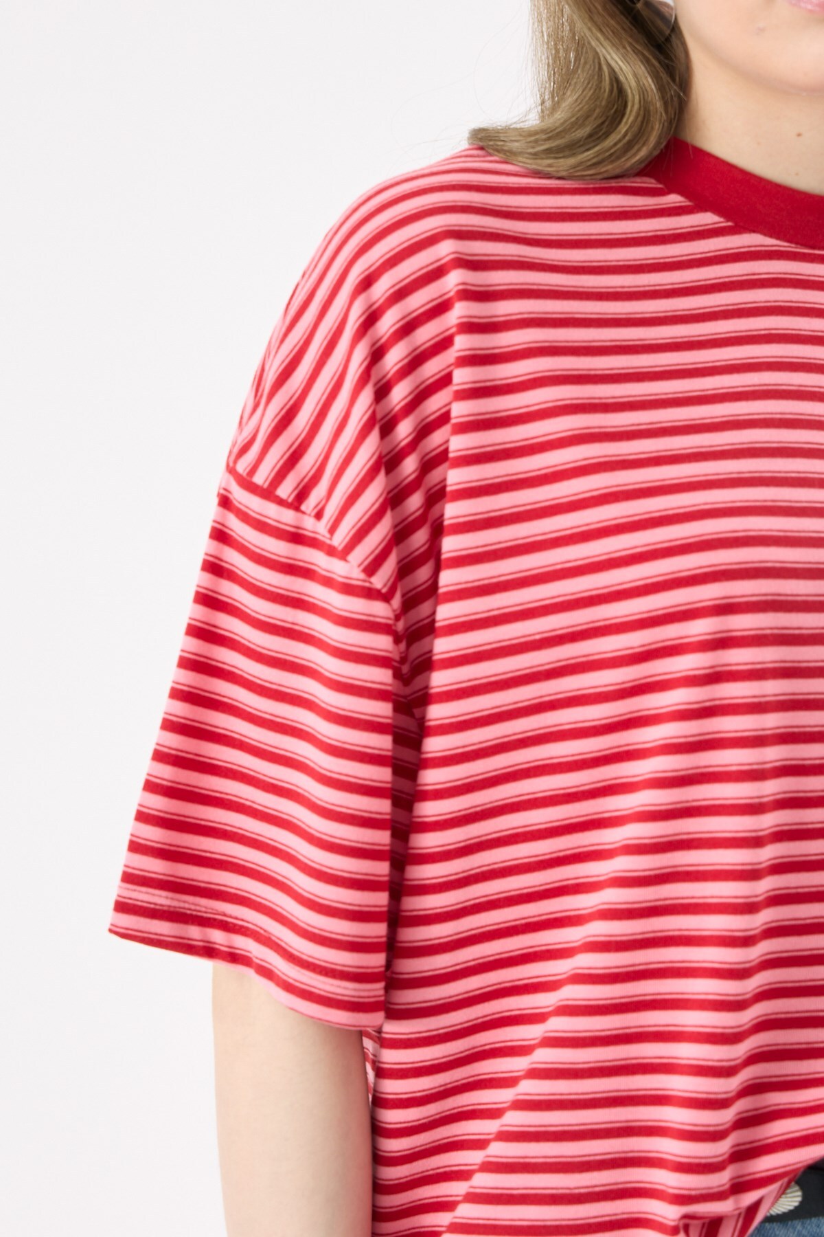 CrepTekstil  Crep Kadın Kırmızı Çizgili Kısa Kollu T-Shirt Oversize Fit Yumuşak Örme Kumaş - Görsel 4