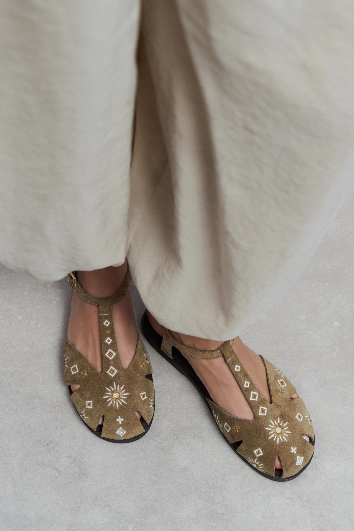 NİŞANTAŞI SHOES Utya Rome bež sandale od antilop kože sa vezom i ravnim đonom...