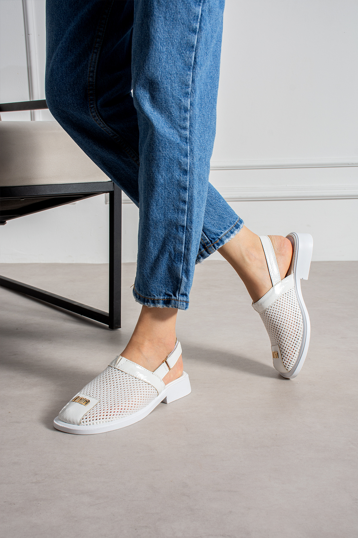 KM shoes Kadın Beyaz Örgü Detaylı Kalın Topuklu Sandalet görsel 4