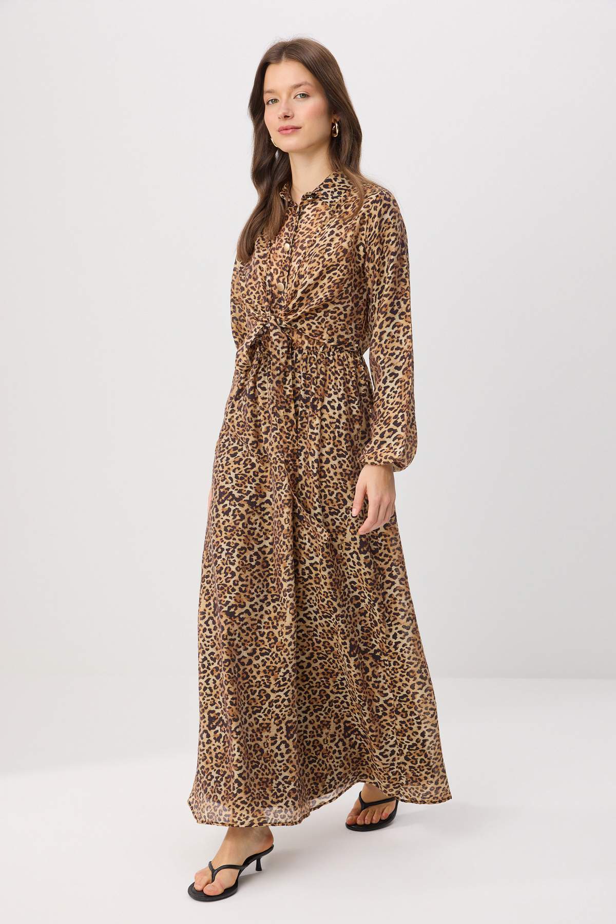 Trendyolmilla Modest Kahverengi Gold Düğmeli Leopar İpeksi Vual Kumaş Maxi Dokuma Tesettür Elbise TCTSS26EB00183