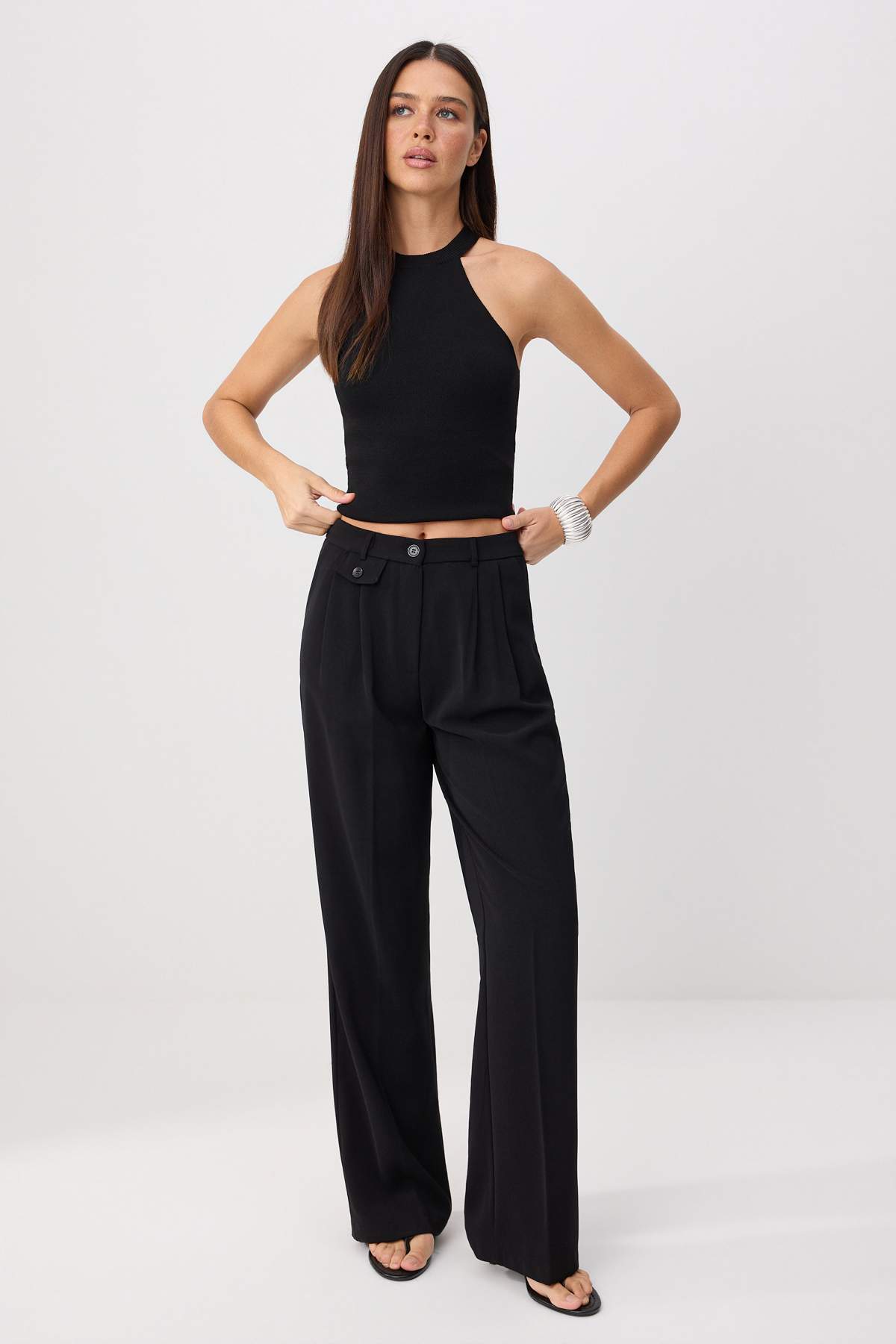 Trendyolmilla Siyah Özel Koleksiyon Dökümlü Wide Leg/Geniş Paça Kumaş Pantolon TWOSS26PL00054