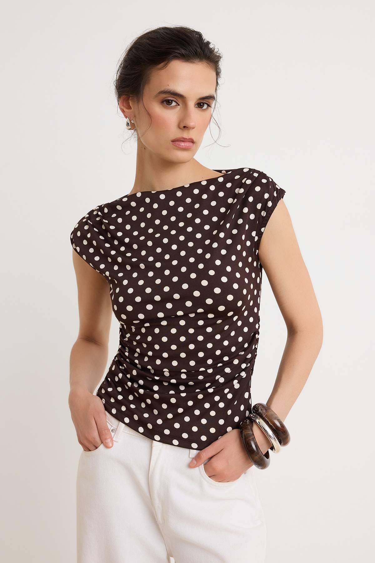Trendyolmilla Kahverengi Puantiyeli Fitted/Vücuda Oturan Kayık Yaka Kolsuz Büzgülü Örme Bluz TWOSS26BZ00979
