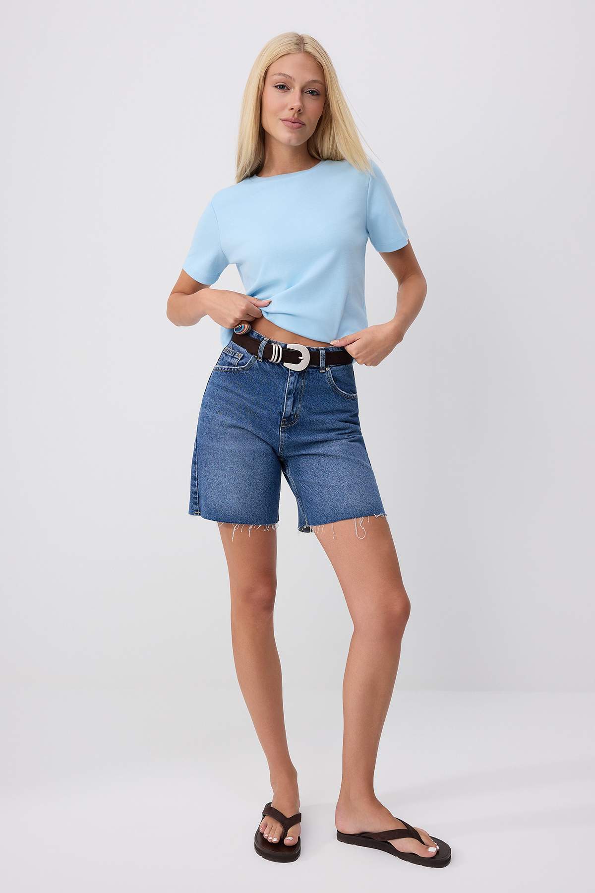 Trendyolmilla Açık Mavi Kalın Pamuklu Tok Kumaşlı Bisiklet Yaka Kısa Kol Regular Kesim Örme T-Shirt TWOSS25TS00002