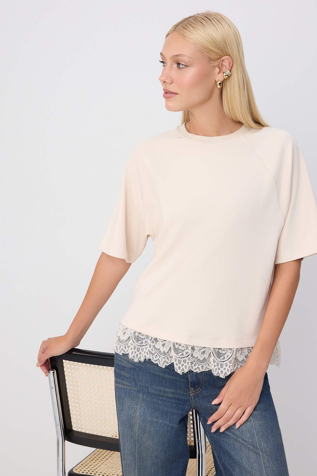 Trendyolmilla Taş Düz Regular Bisiklet Yaka Reglan Kol Dantel Detaylı İnterlok Örme T-Shirt TWOSS26TS00330