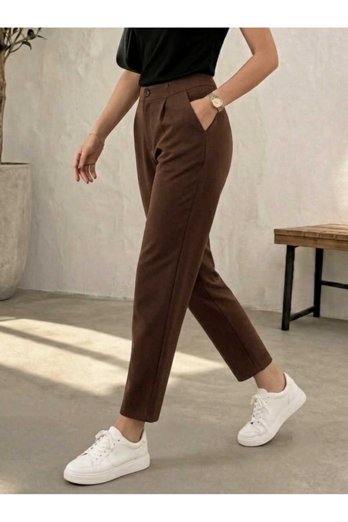 شلوار زنانه قهوه‌ای اسلیم فیت، کمر بلند، پارچه کرپ لاکرا، پلیسه، طرح هویج، جیب کناری — قهوه‌ای 525ATM — تصویر 2 از 6