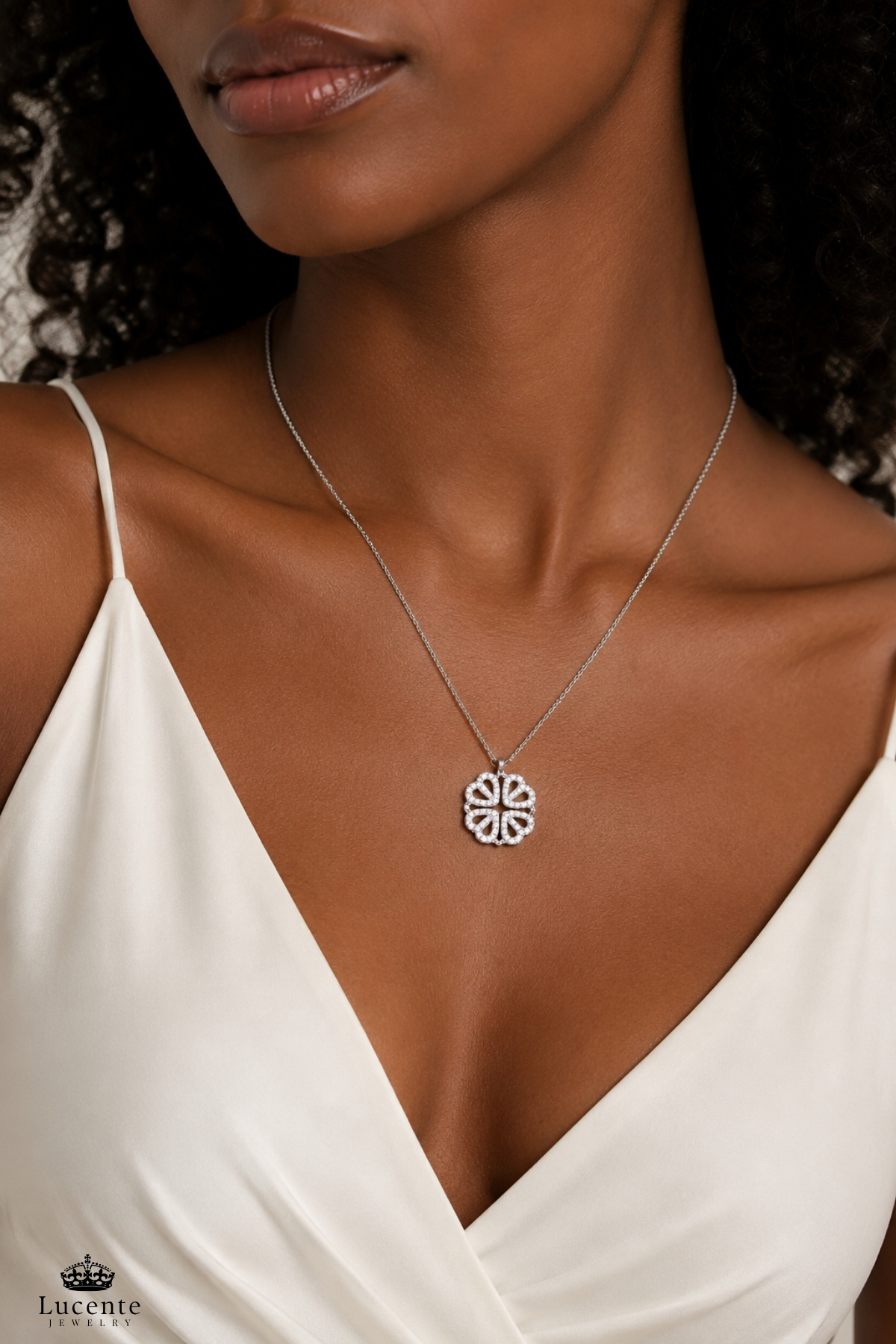 Lucente Jewellery Mıknatıslı Açılır Kapanır Kalp Yonca 925 Ayar Hediyelik Kalpten 4 Yapraklı Yoncaya Dönüşen 2'si 1 Arada Özel Tasarım Gümüş Çift Kullanımlı 45 Cm Zincirli Uğur Bereket Şans Aşk Simgesi Kadın Kolye görsel 4