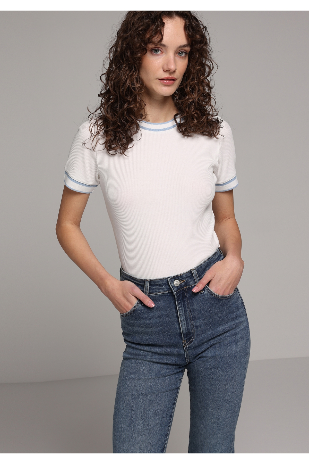 Slim Fit Yuvarlak Yaka Düz Kadın Beyaz Kısa Kol Tişört