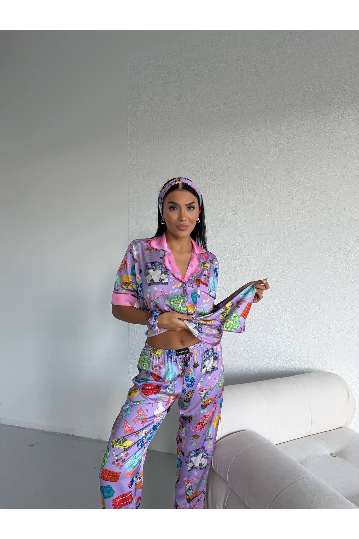 Pijamaya Premium Saten Kumaş Düğmeli Kısa Kollu Uzun Pijama Takımı - Bandaj ve Toka Hediyeli - Mor Rengarenk görsel 3
