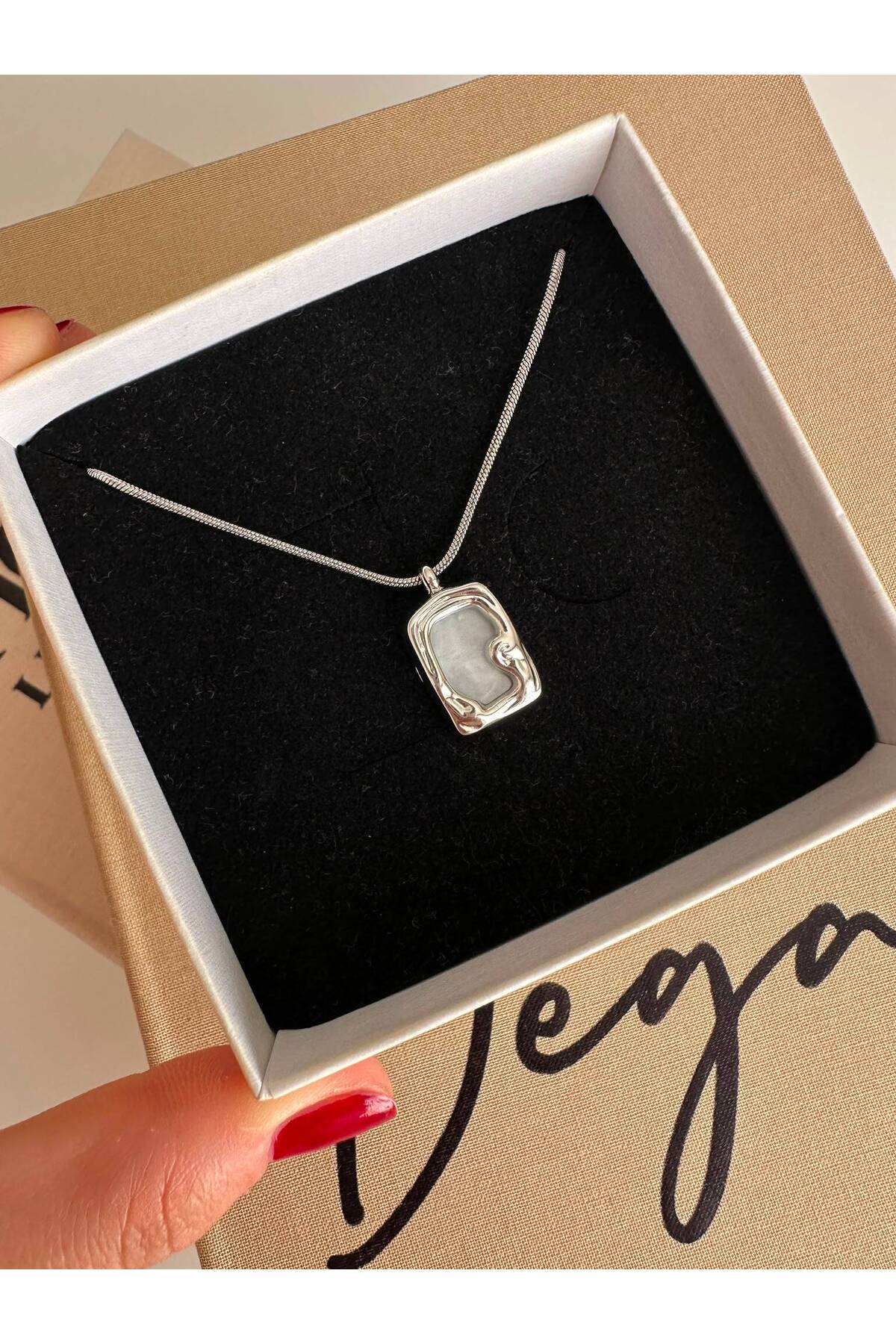 Sedefli Plaka Charm Çelik Zincirli 45 cm Yazlık Gümüş Kolye - Detay Görseli 1
