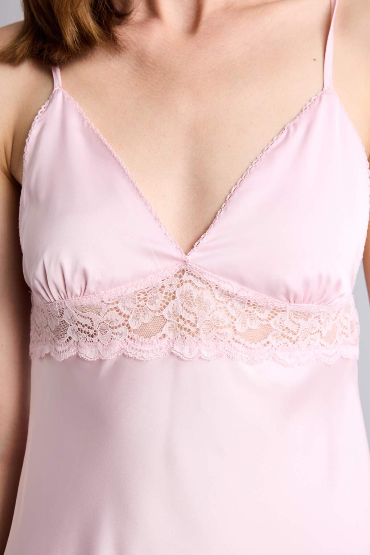 DeFacto Regular Fit V Yaka Saten Askılı Açık Pembe Gecelik H0364AX26SM görsel 4