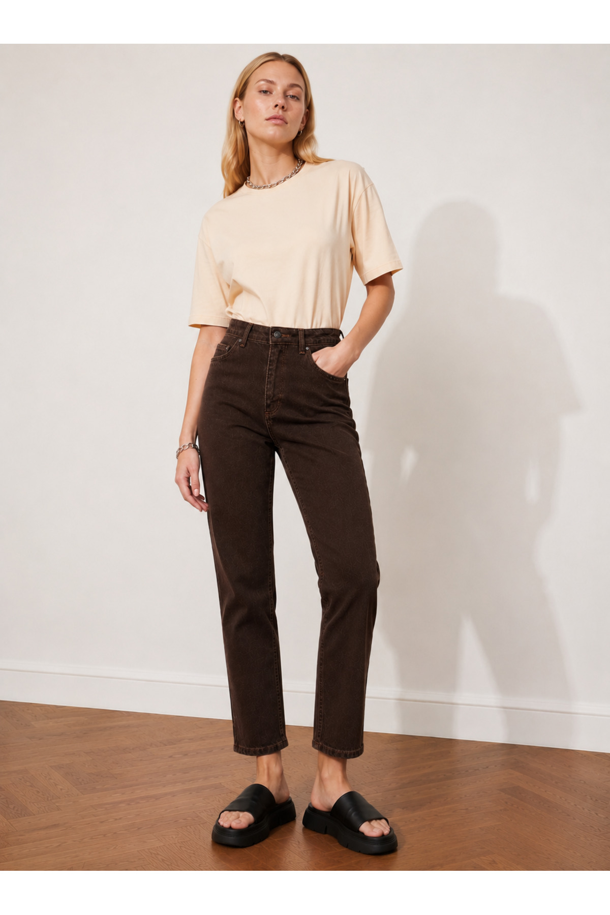 comfort jeans Milano Kahverengi Yüksek Bel Yumuşak Dokunuşlu Likralı Rahat Kesim Mom Jean Kot Pantolon görsel 4