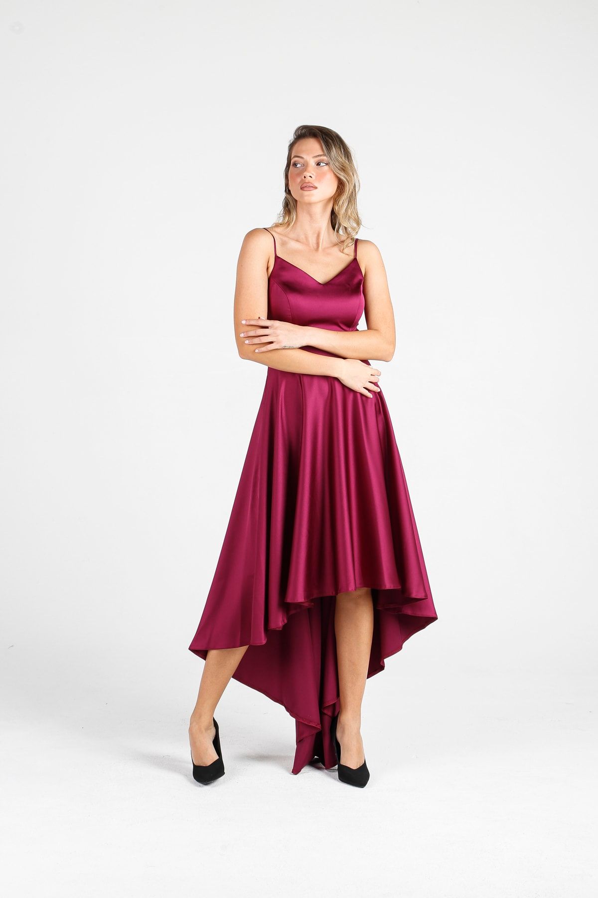 ALIS DRESS Фиолетовое атласное платье с веревочными бретелями и длинной спиной TRİO-1659