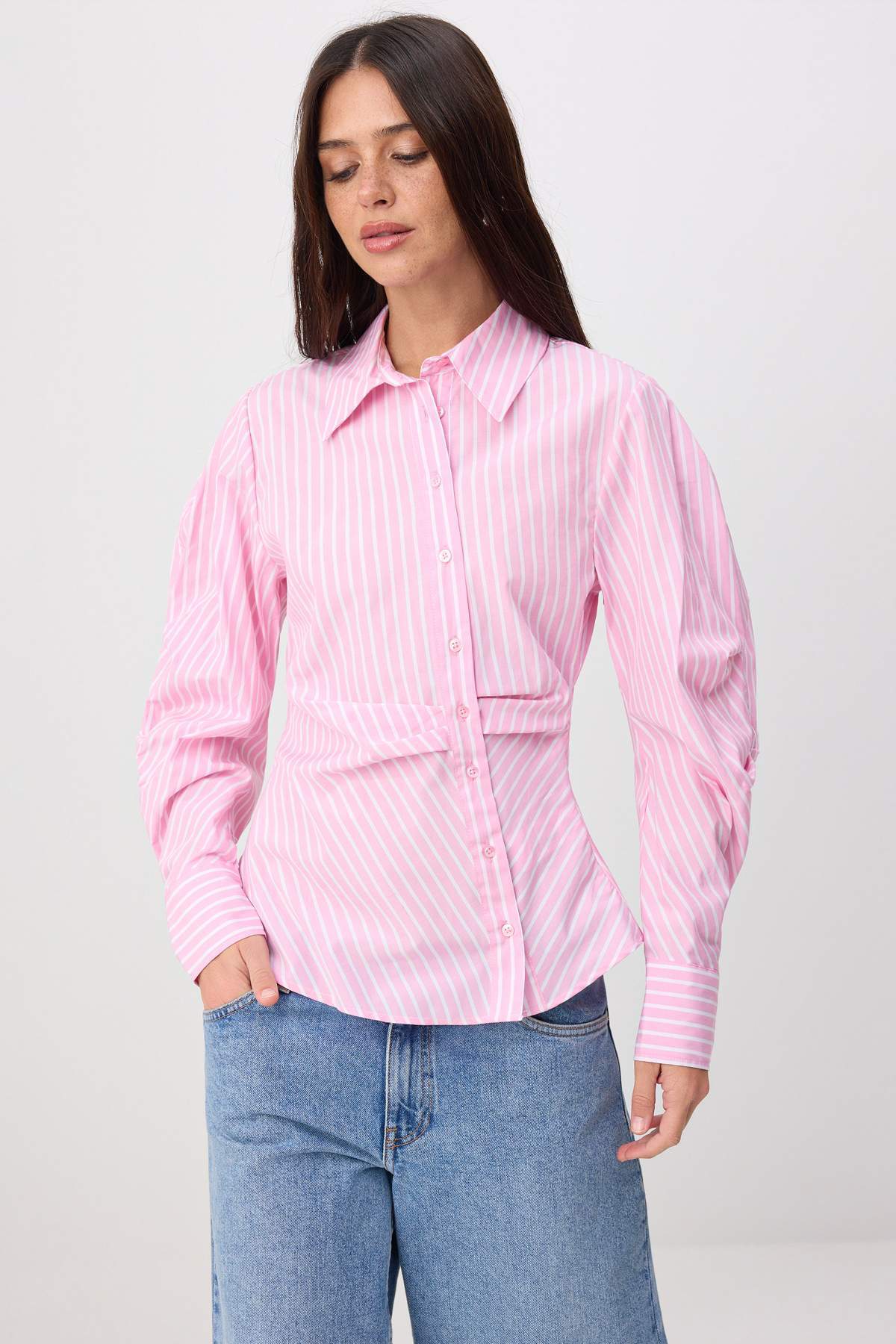Trendyolmilla Pembe-Çok Renkli Balon Kol Detaylı Bele Oturan Asimetrik Fitted Gömlek TWOSS25GO00155