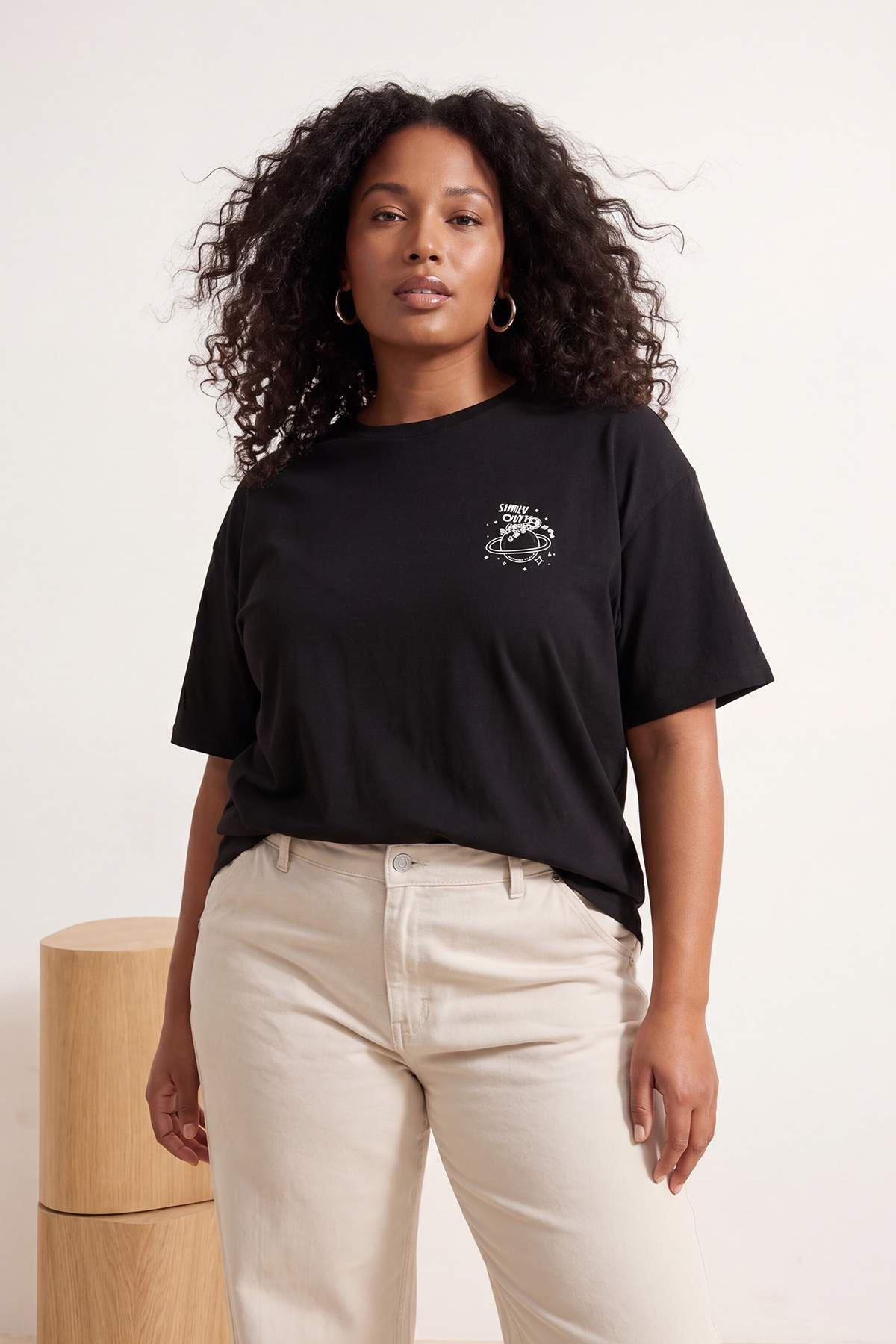 Trendyolmilla Curve Siyah %100 Pamuk Oversize/Geniş Kalıp Galaksi Baskılı Büyük Beden Örme T-Shirt TBBSS26BF00009