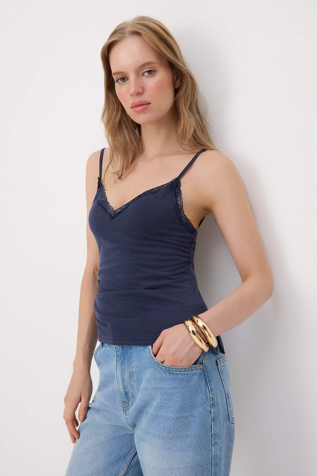 Trendyolmilla Lacivert Fitted/Vücuda Oturan Dantel Detaylı İnce Askılı Modal Esnek Örme Bluz TWOSS26BZ00957