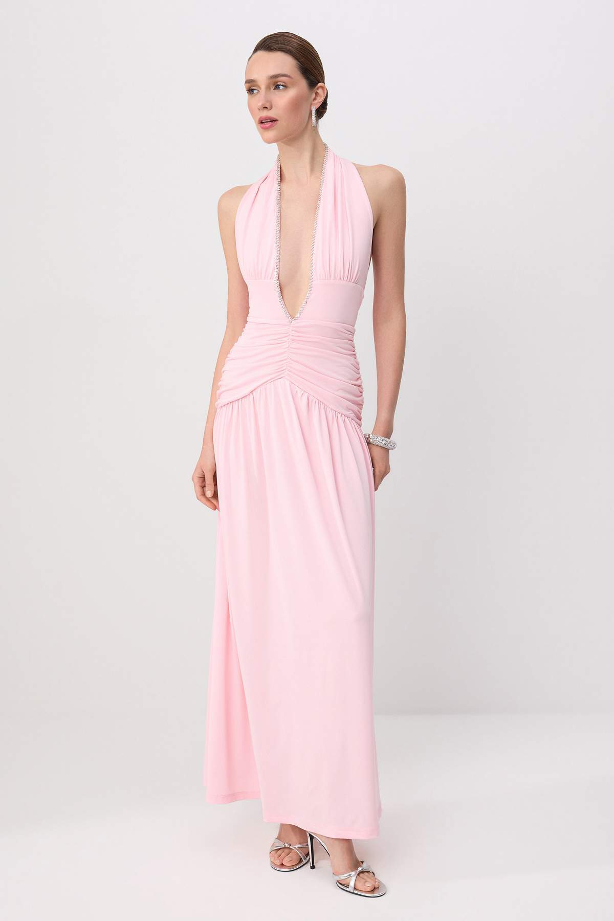 Trendyol Kollektion Tief ausgeschnittenes Maxi-Abendkleid und Abschlussballkl...