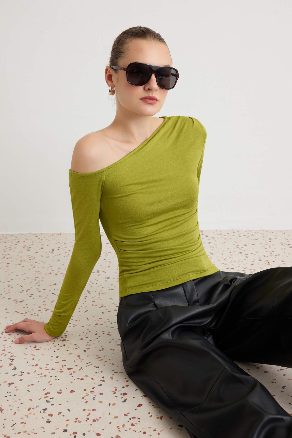 Trendyolmilla Yağ Yeşil Transparan Fitted/Vücuda Oturan Asimetrik Yaka Düşük Kol Örme Bluz TWOAW27BZ00119