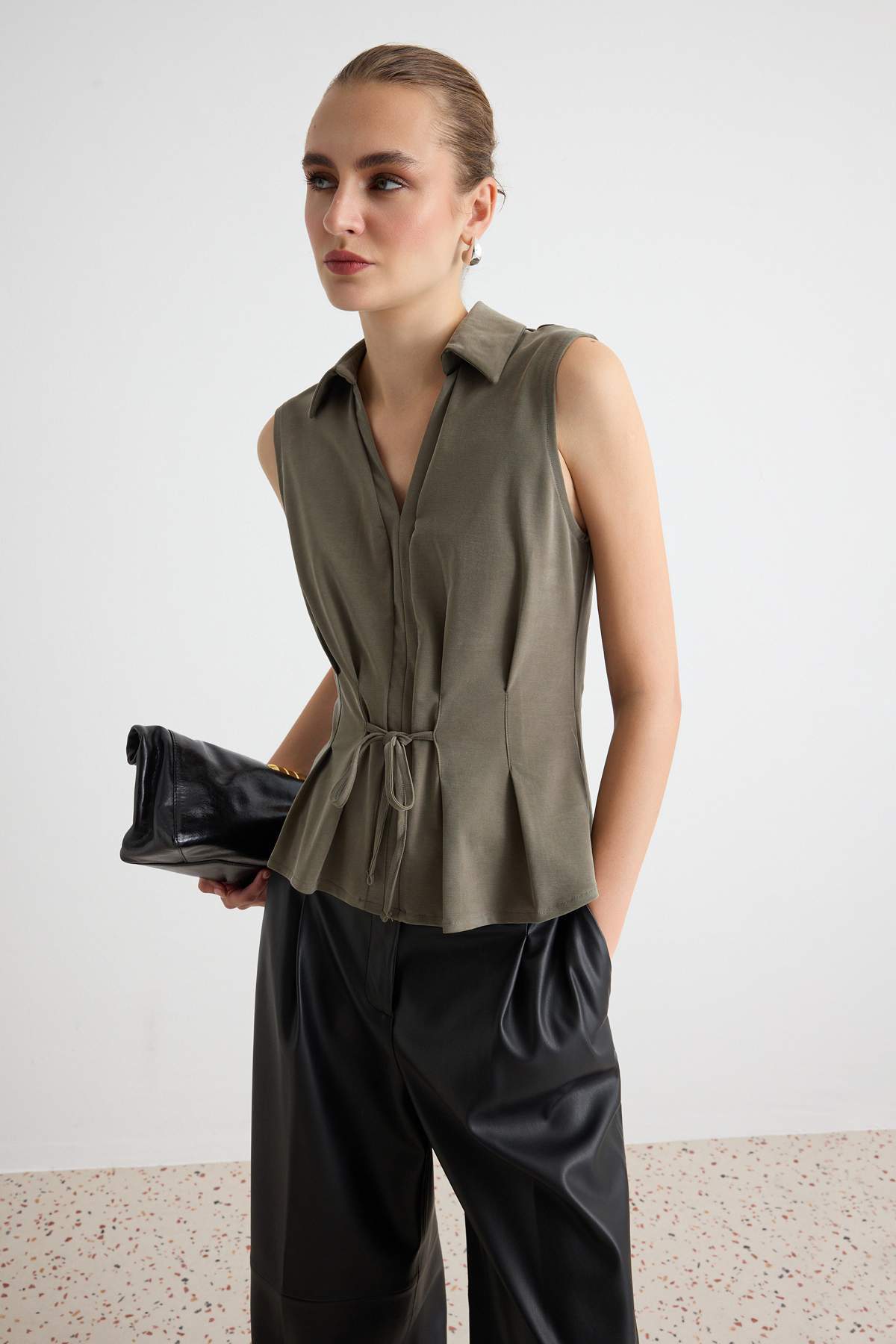 Trendyolmilla Haki Düz Peplum Polo Yaka Kolsuz Modal Kumaş Örme Bluz TWOAW27BZ00106