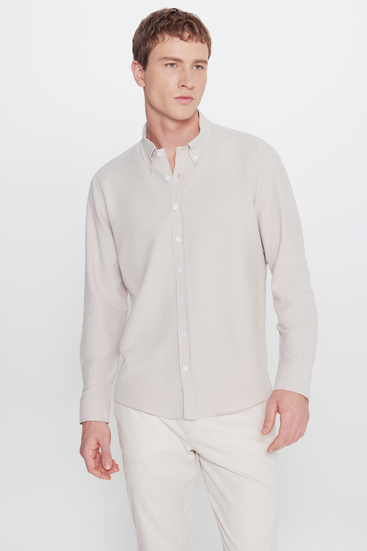 Erkek Bej Slim Fit Dar Kesim Düğmeli Yaka Gofre Desenli Gömlek — بژ ACE201262060 — تصویر 3 از 6