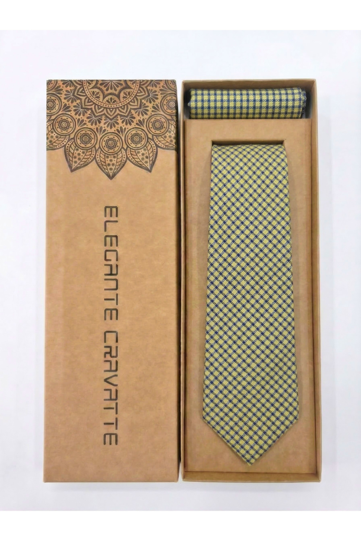 Elegante Cravatte Erkek Sarı Lacivert Kare Desenli Dokulu Kravat ve Cep Mendili Seti - 7 cm Modern Genişlik