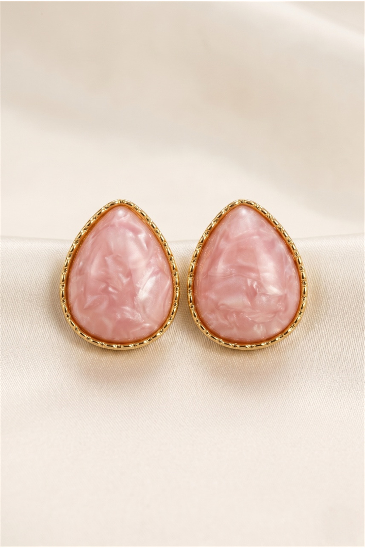 Açık Pembe Sedefli Damla Formlu Gold Rengi Çerçeveli Çivi Küpe