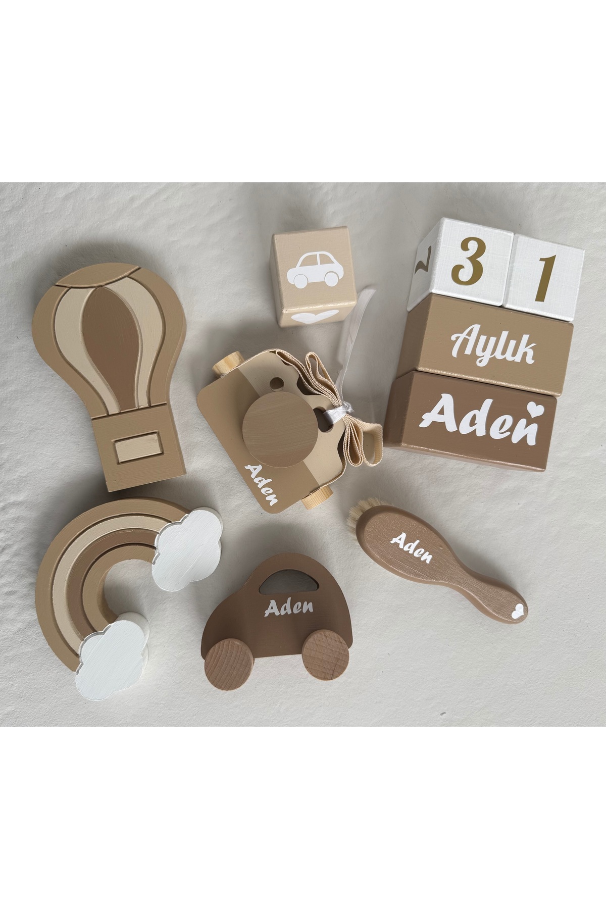 Toprak tonlarında bebek objeli tam set