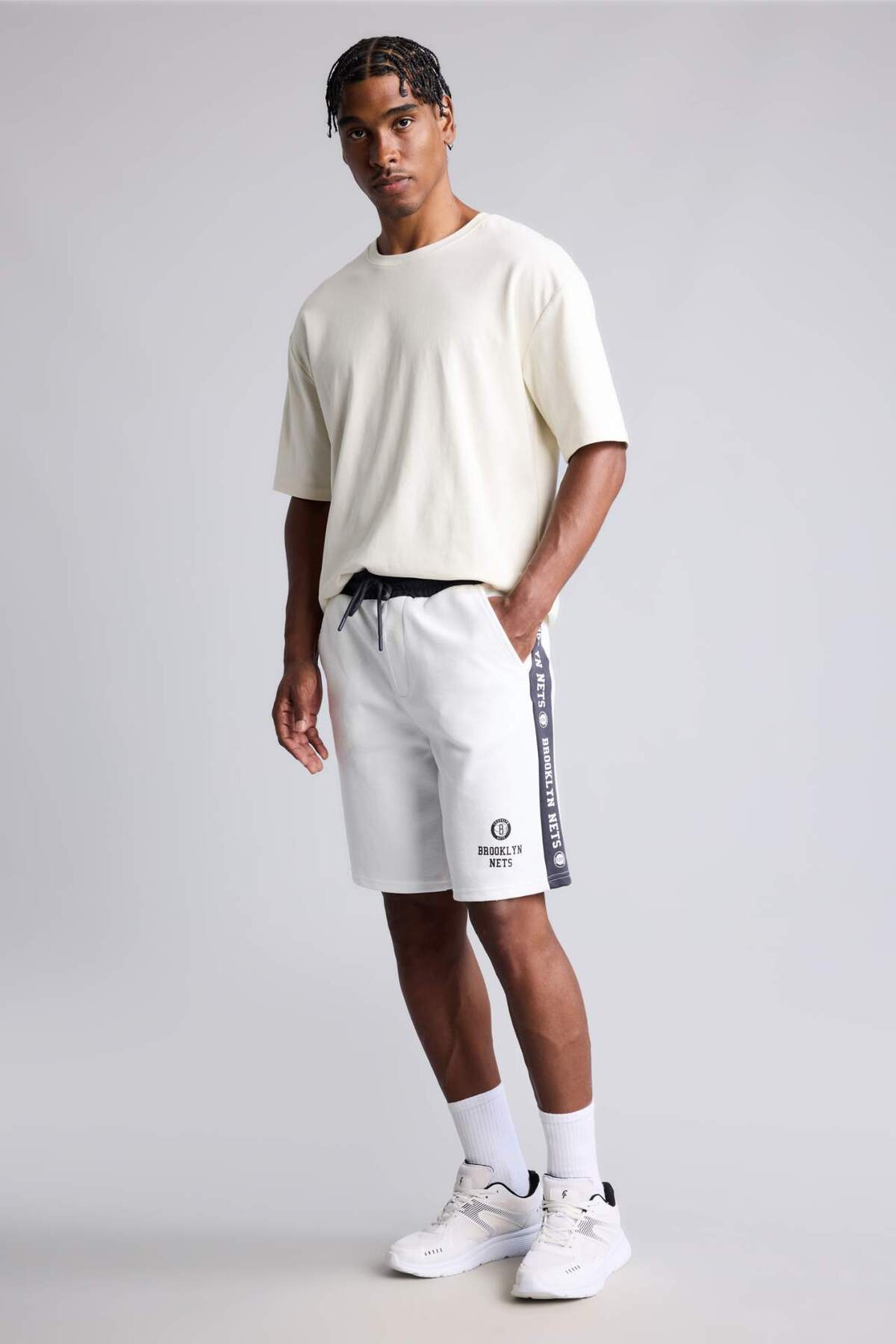 DeFacto NBA Lisanslı Brooklyn Nets Standart Fit Şort H4495AX26AU görsel 2
