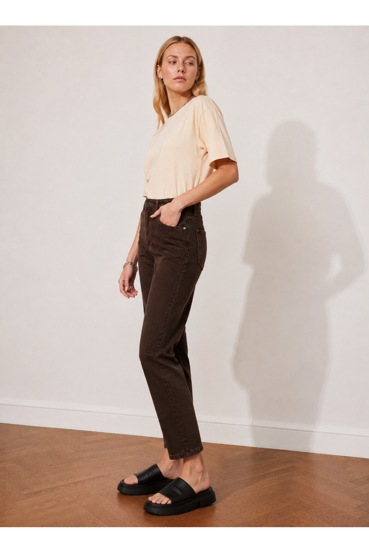 comfort jeans Milano Kahverengi Yüksek Bel Yumuşak Dokunuşlu Likralı Rahat Kesim Mom Jean Kot Pantolon görsel 3
