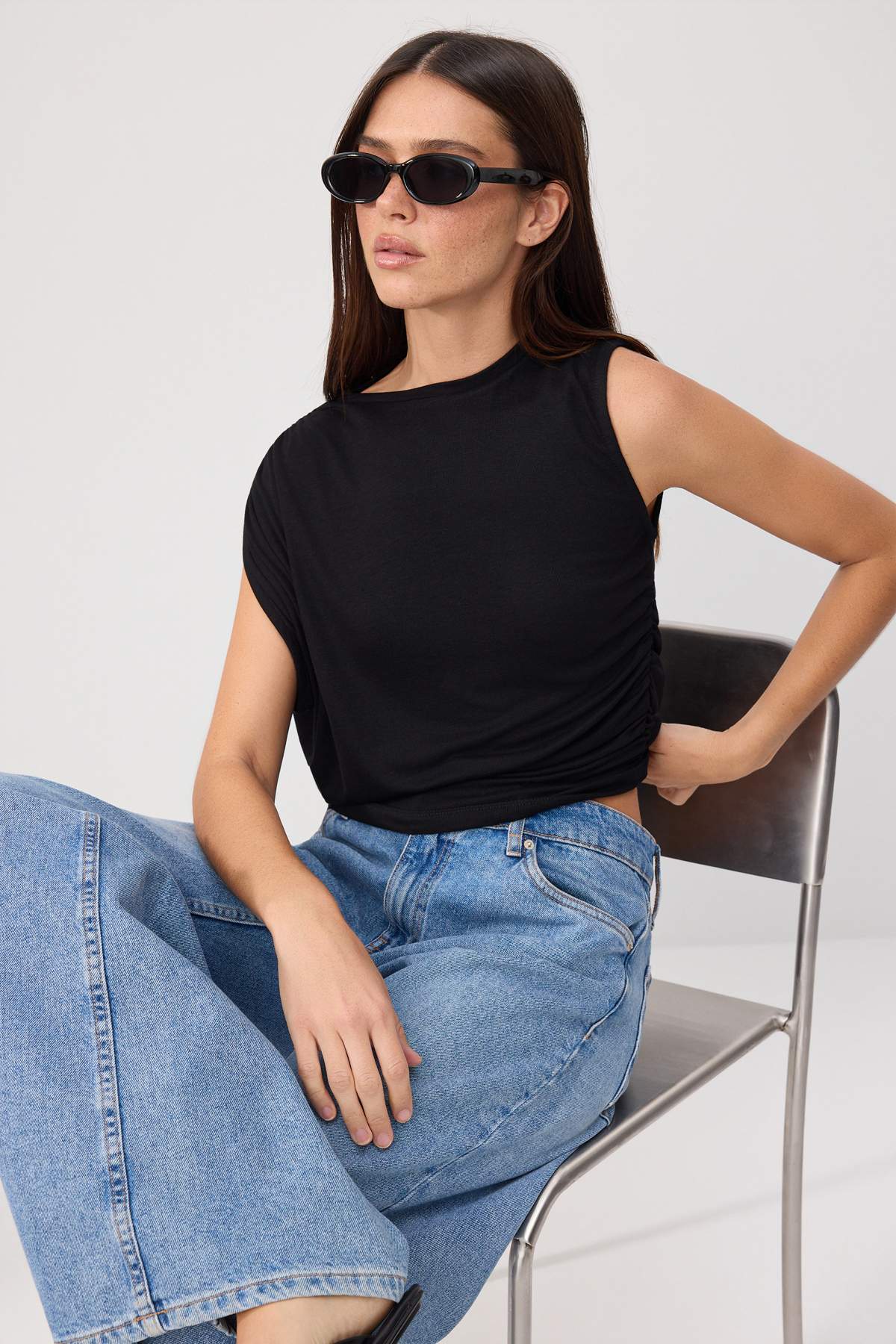 Trendyolmilla Siyah Regular/Normal Kalıp Kolsuz Büzgü Detaylı Yumuşak Örme Bluz TWOSS26BZ00794