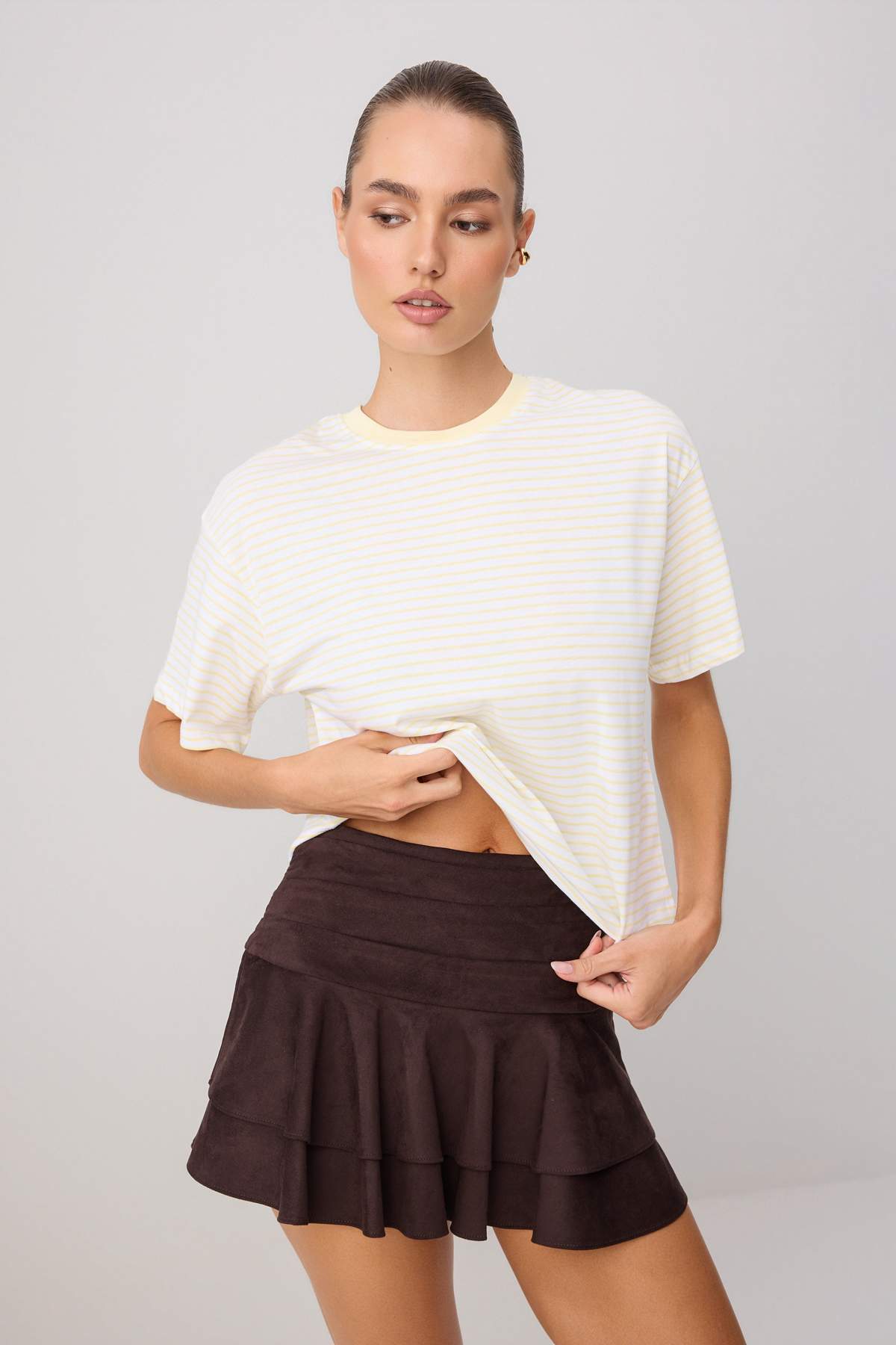 Trendyolmilla Açık Sarı Çizgili Regular Bisiklet Yaka Düşük Kol Kısa %100 Pamuk Örme T-Shirt TWOSS26TS00325