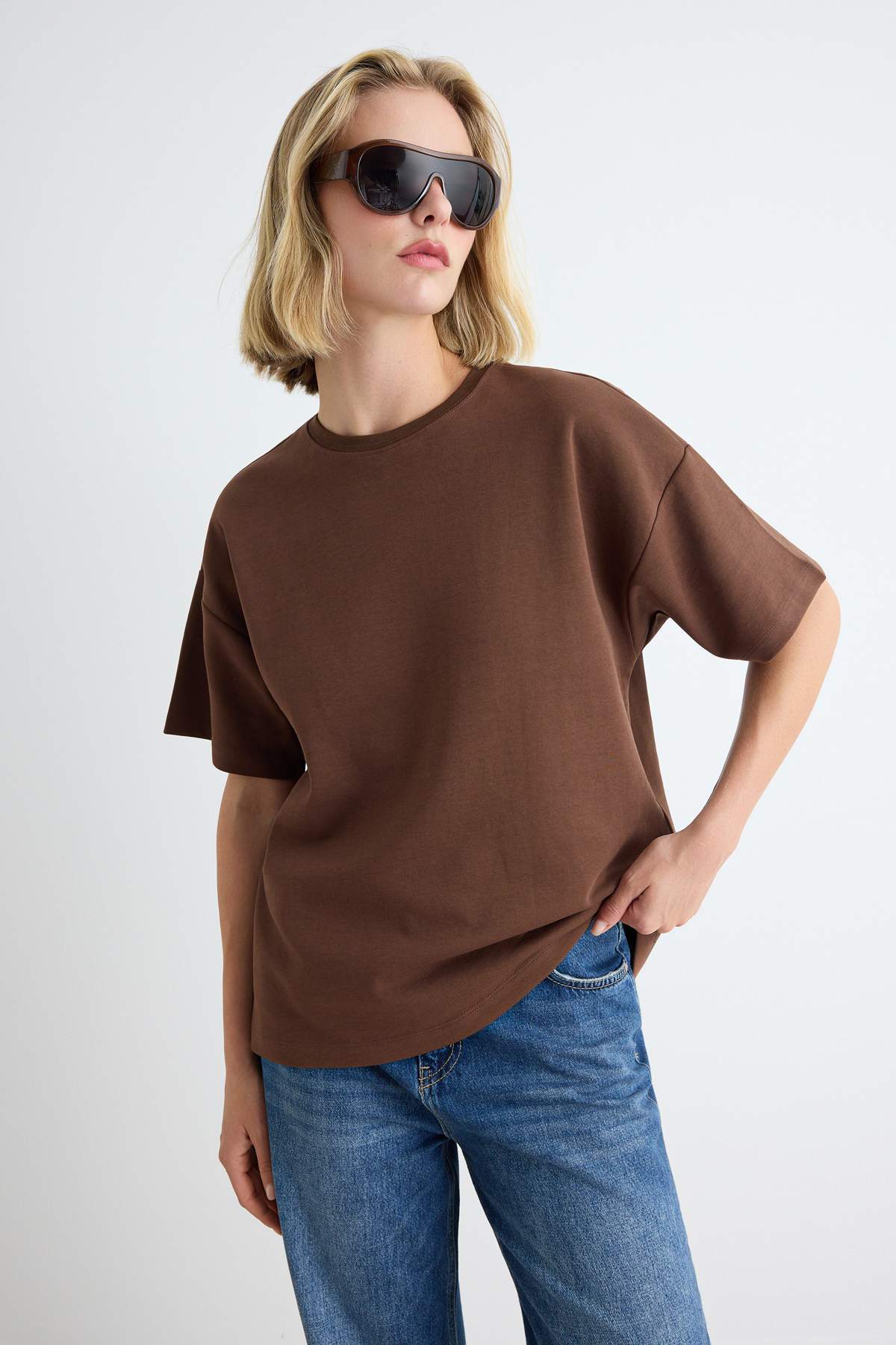 Trendyolmilla Kahverengi Düz Oversize Bisiklet Yaka Düşük Kol İnterlok Örme T-Shirt TWOAW27TS00005