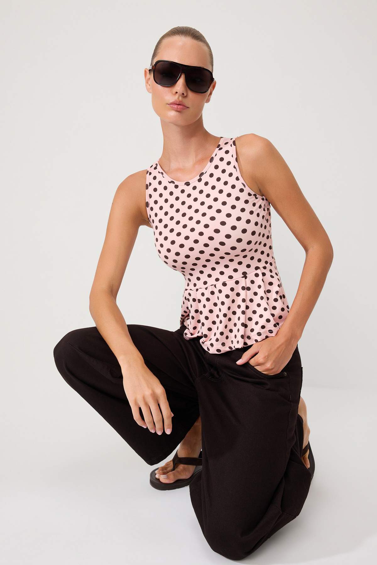 Trendyolmilla Açık Pembe Puantiyeli Fitted Bisiklet Yaka Kolsuz Esnek Örme Bluz TWOSS26BZ01068