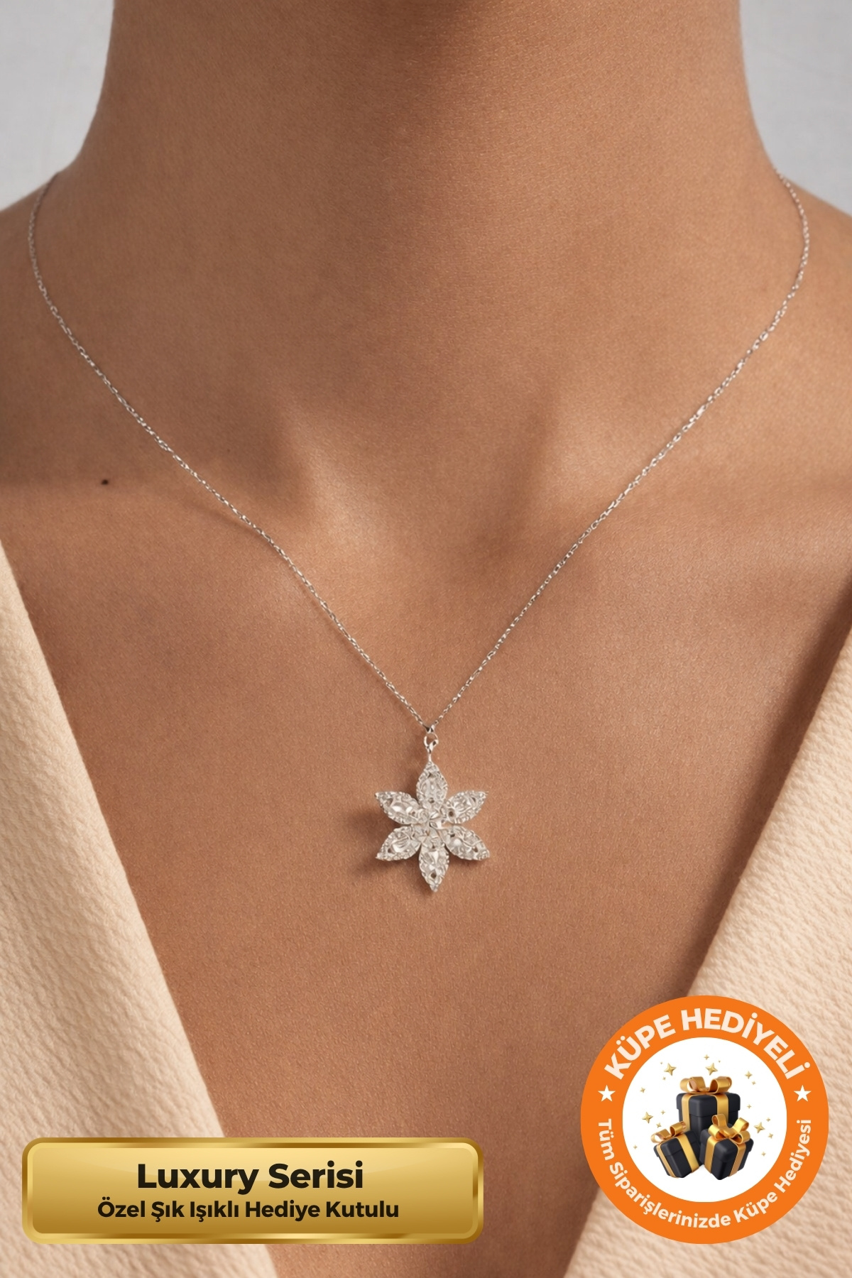 Lucente Jewellery Işıklı Hediye Kutulu 925 Ayar Baget Taşlı 6 Yapraklı Beyaz Lotus Çiçeği Luxury Serisi Gümüş Özel Gün Hediyesi 45 Cm Zincirli Sonsuz Yeniden Doğuş Arınma Dönüşüm ve İç Huzur Simgesi Küpe Hediyeli Kolye