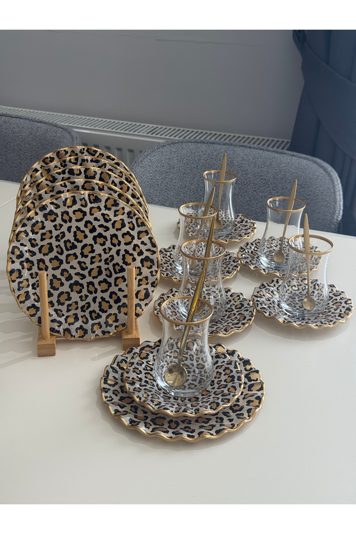 Leopar Desenli 24 parça 6 Kişilik Cam Tatlı Tabaklı Çay Seti