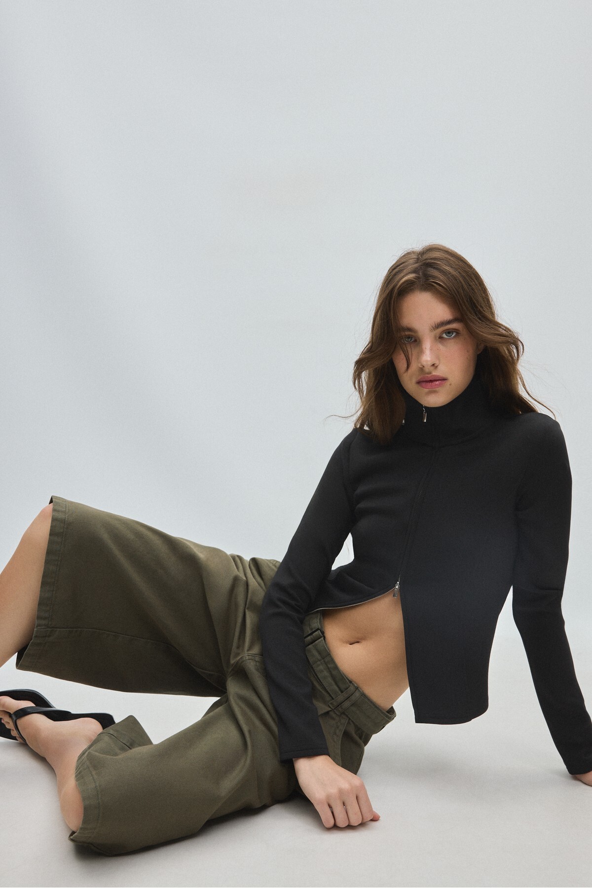 Stradivarius Yumuşak dokulu, fermuarlı, vücuda oturan sweatshirt görsel 3