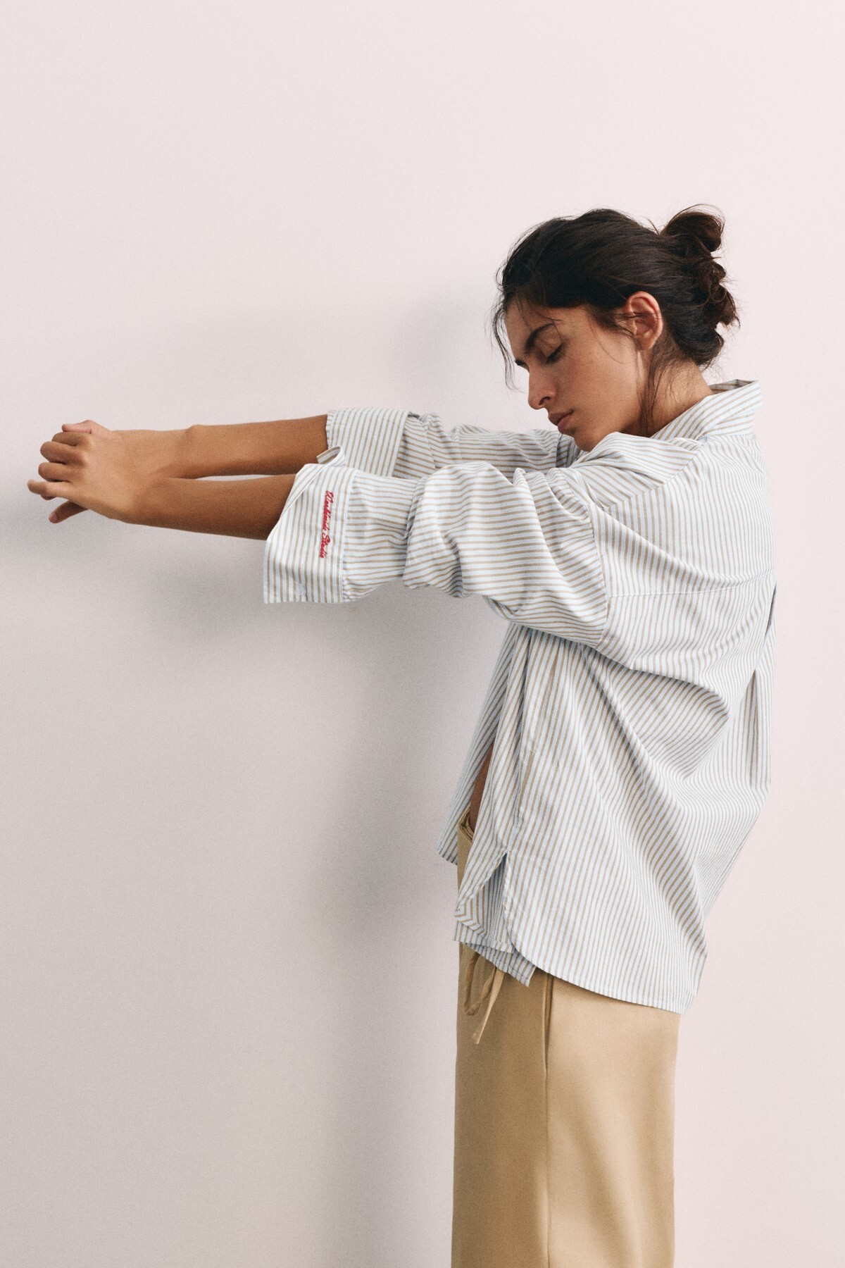 Pull & Bear Nakış detaylı çizgili gömlek görsel 2