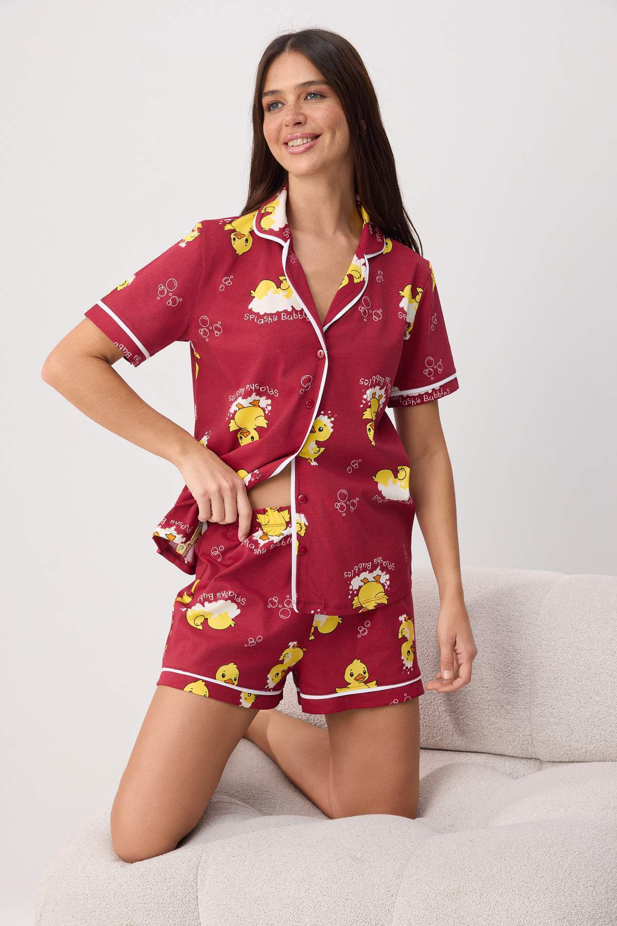 Trendyolmilla Bordo %100 Pamuklu Ördek Desenli Biyeli Şortlu Örme Pijama Takımı THMSS25PT00300